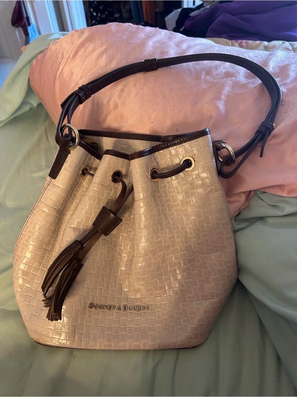 Dooney and Bourne Women's woven Cream Croc-Embossed bucket bag Dark Brown trim